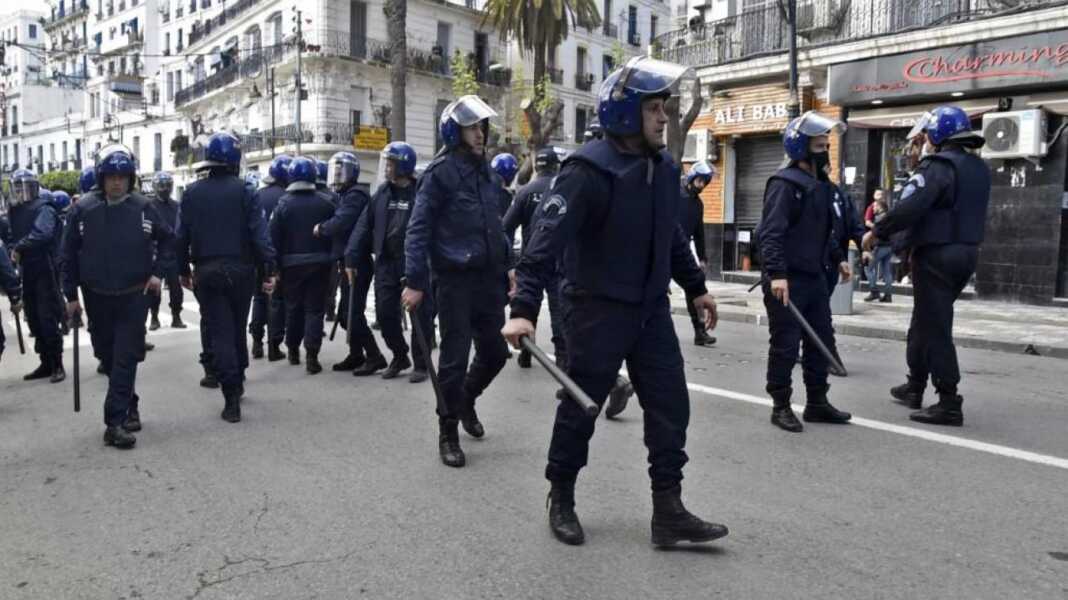 Manifestation policière à Alger Policiers en marche lors d'une manifestation à Alger.