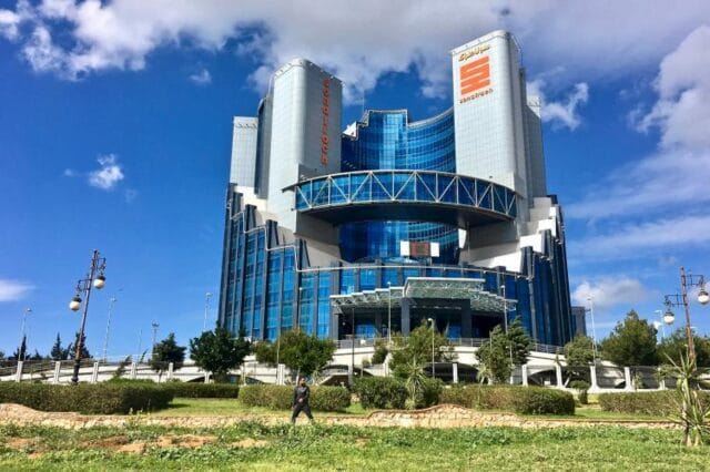 Bâtiment de bureaux moderne avec architecture innovante à Casablanca.