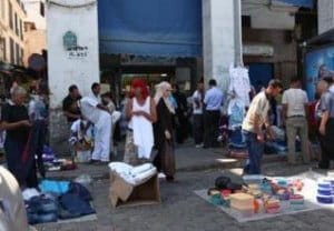 Marché animé à Casablanca Marché urbain avec vendeurs et acheteurs à Casablanca.