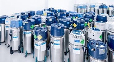 Stockage de bouteilles de gaz médicaux en acier inoxydable.