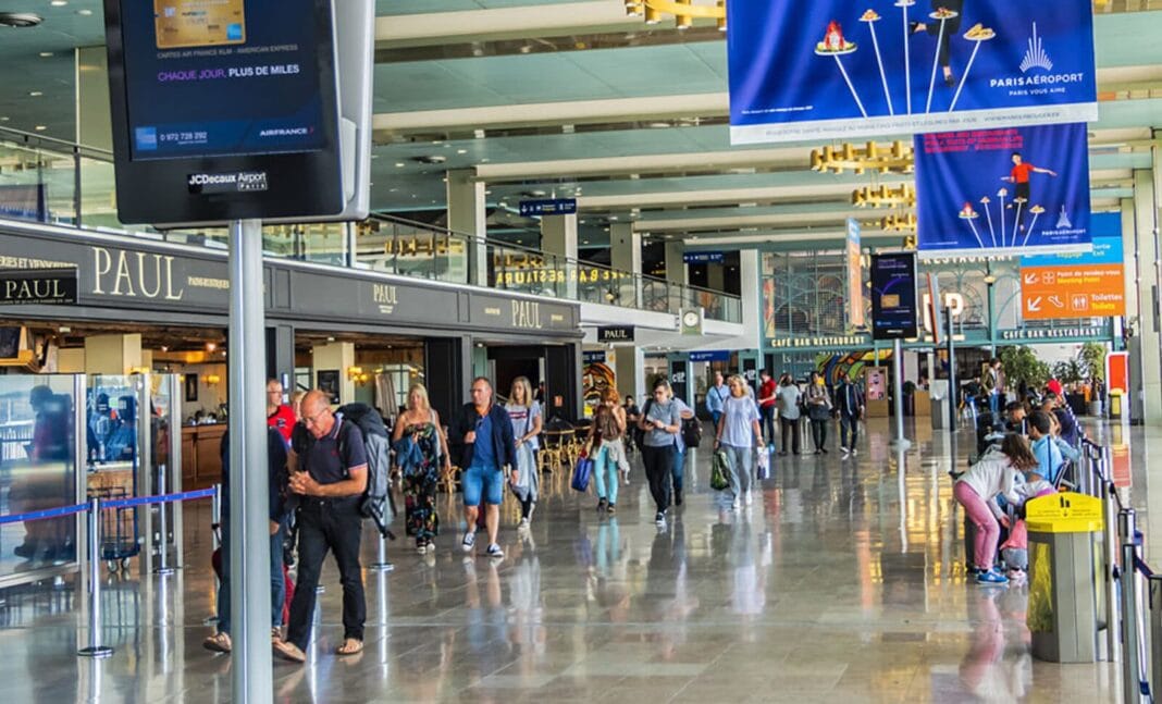 Voyageurs à l'aéroport de Paris, attente et départs.