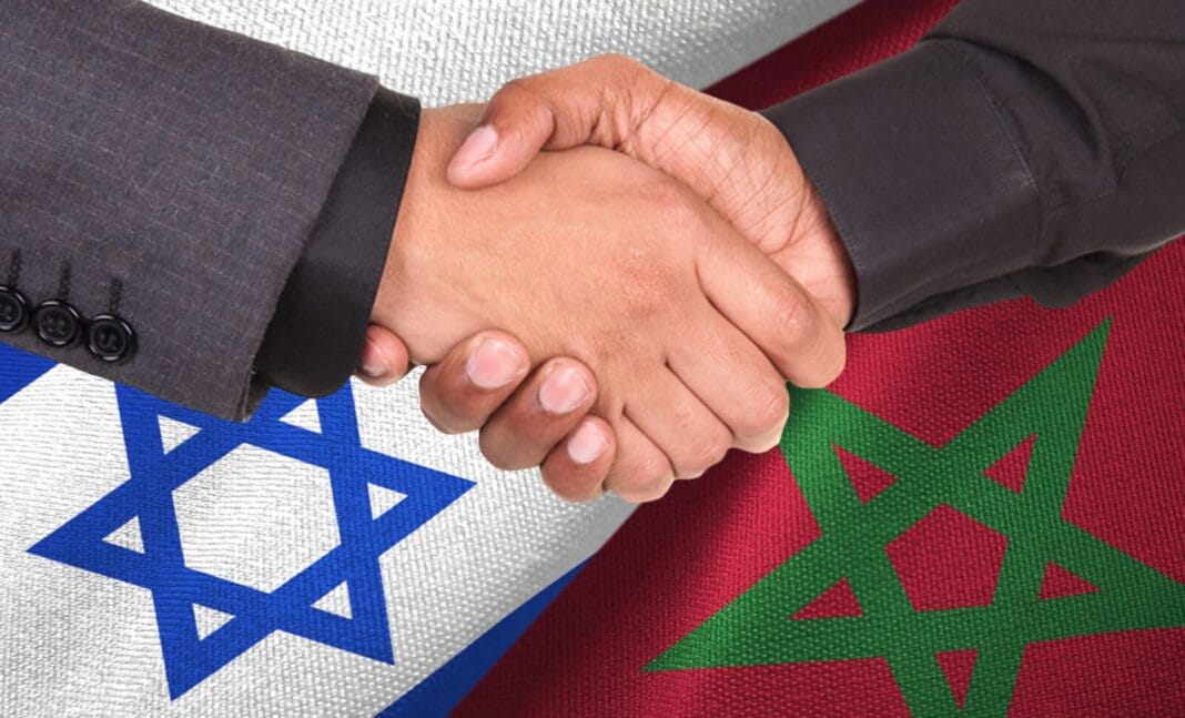 Poignée de main entre deux personnes avec drapeaux du Maroc et d'Israël.