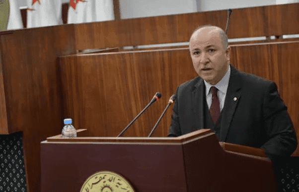 Homme politique parlant lors du Conseil de la nation en Algérie.