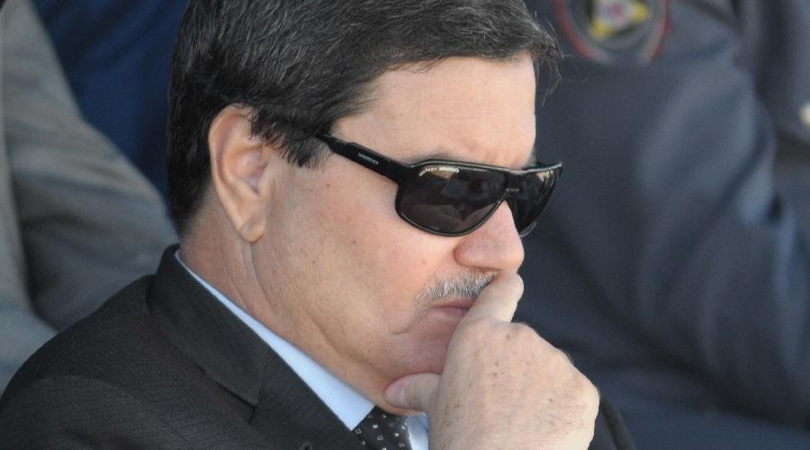 Homme portant des lunettes de soleil lors d'une manifestation ou d'un rassemblement.