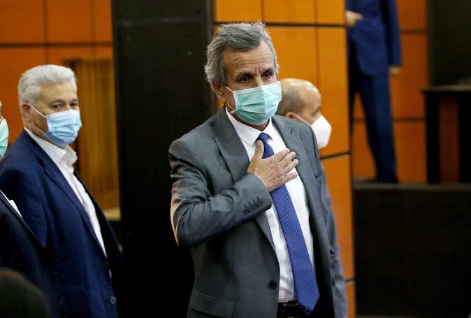 Ministre Benbouzid portant un masque lors d'une réunion officielle.