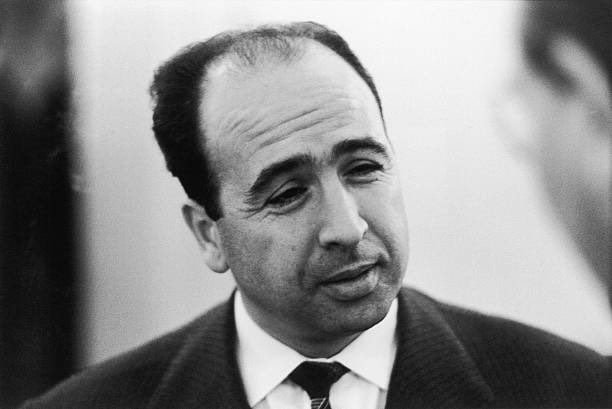 Portrait en noir et blanc de Krim Belkacem, figure historique algérienne.