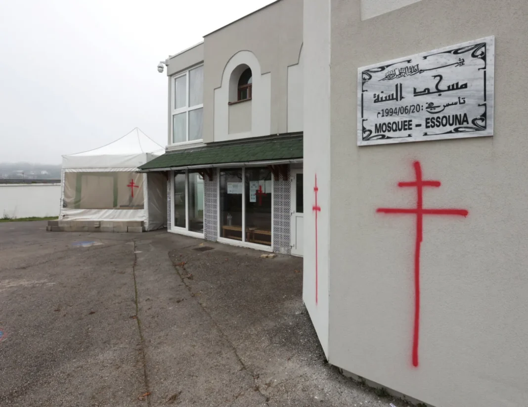 Mosquée Essouna avec des croix rouges peintes sur le mur.