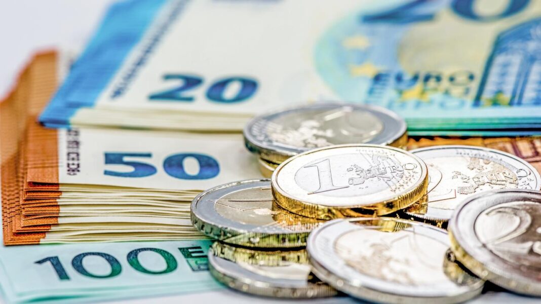 Billets et pièces en euros pour illustrer l'économie.