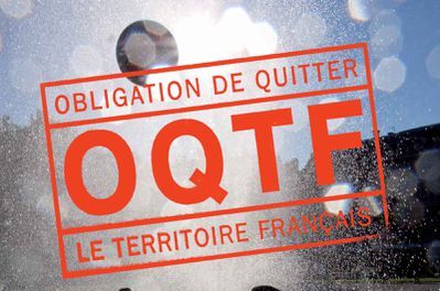 Avertissement de quitter le territoire français avec un cachet rouge.