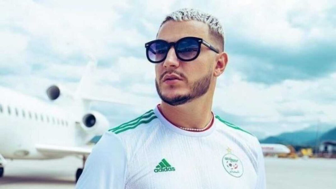 Homme à lunettes de soleil et t-shirt blanc à l'aéroport.
