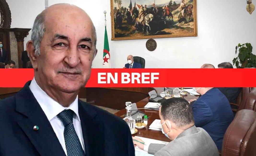 Politicien algérien lors d'une réunion officielle avec des collègues.