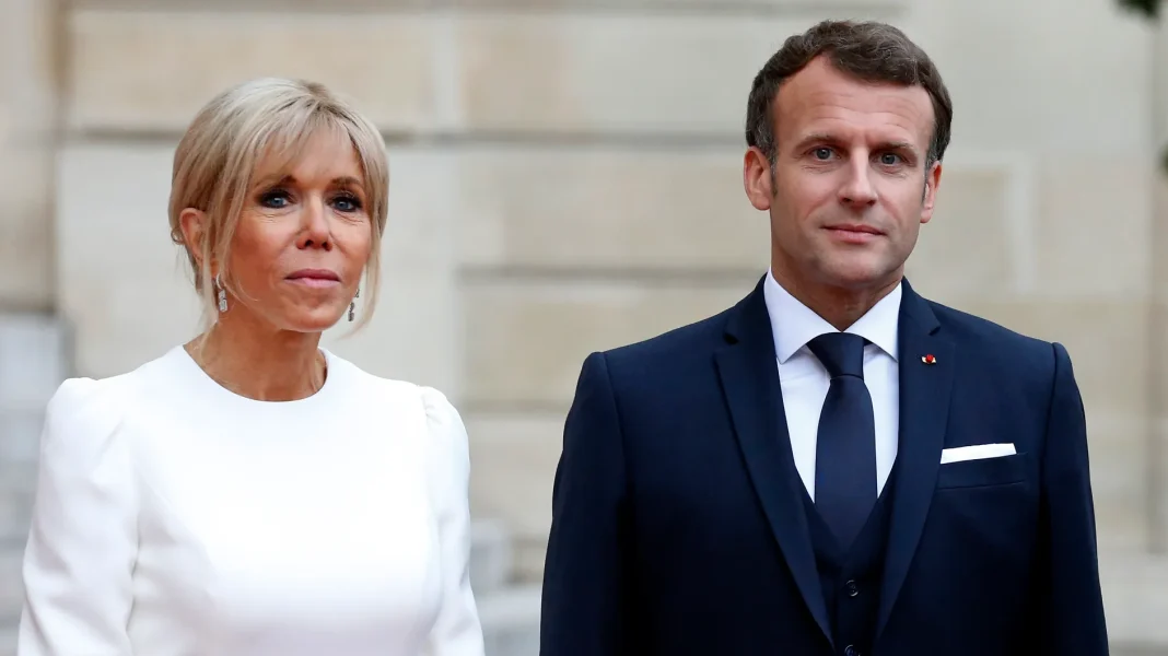 Emmanuel Macron et son épouse lors d'une apparition publique.