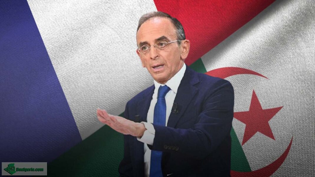 Homme politique français devant un drapeau algérien et français.