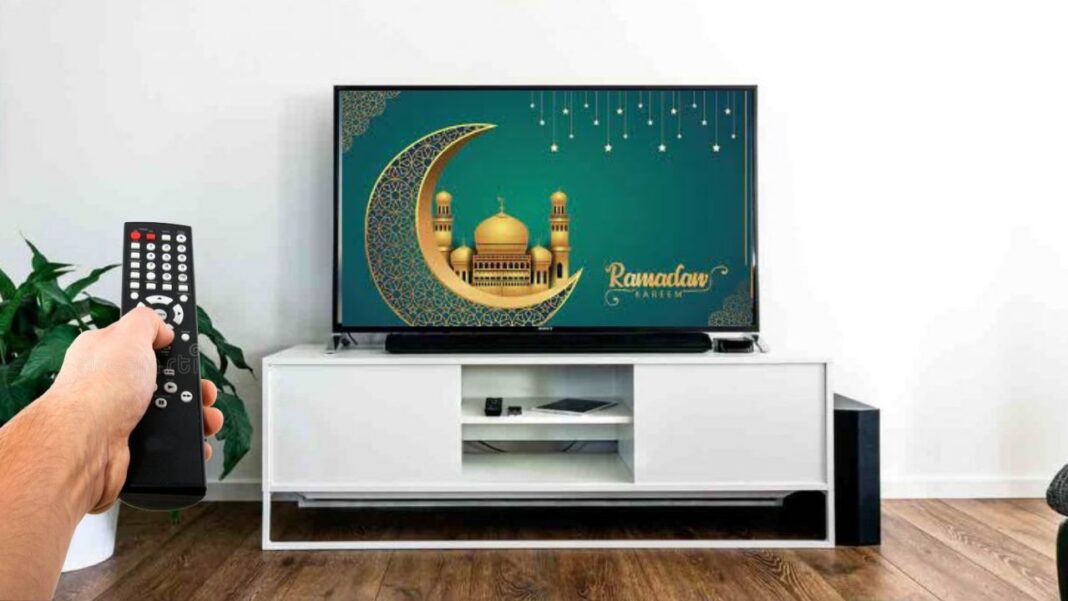 Télévision affichant une image de Ramadan avec mosquée et croissant de lune.