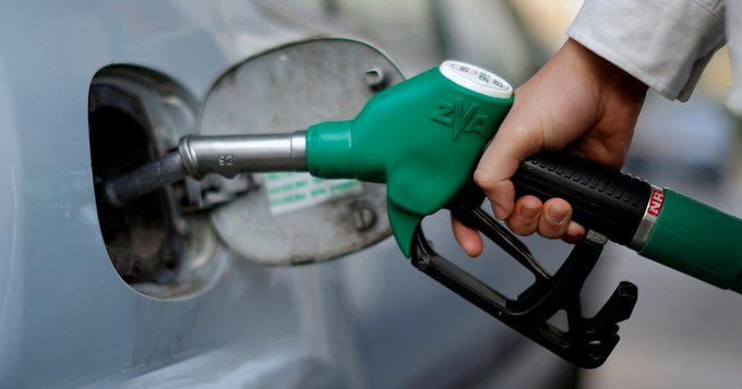 Remplissage d'une voiture avec une pompe à essence verte.