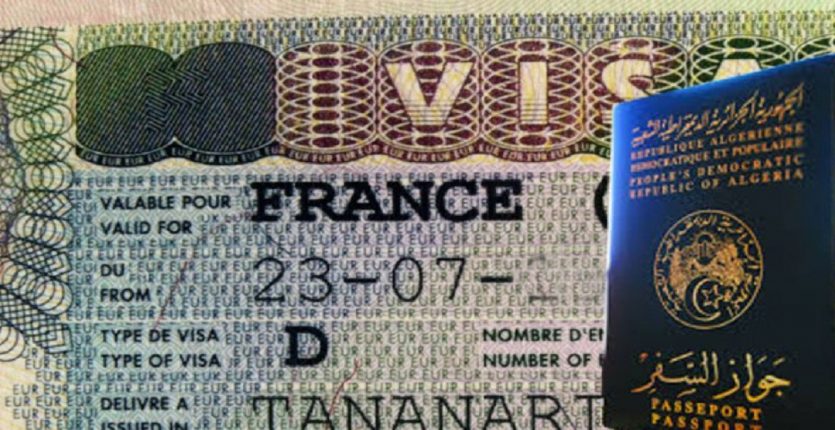 Faux visa algérien avec passeport et visa estampillé.