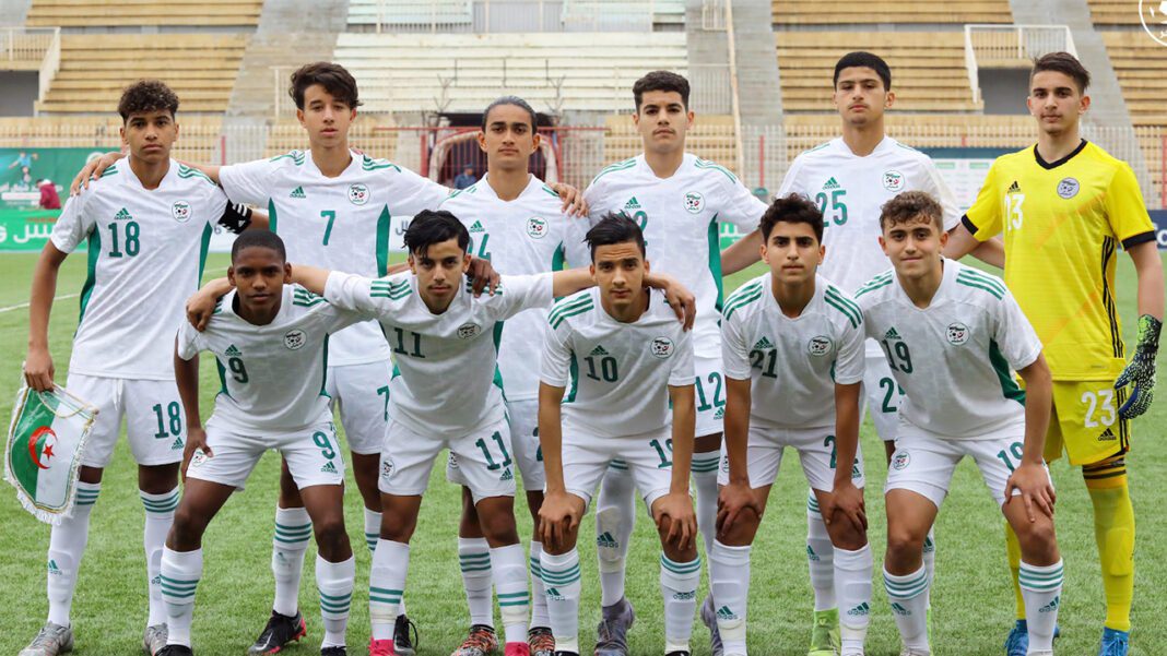 Jeunes joueurs algériens de football en équipe nationale.
