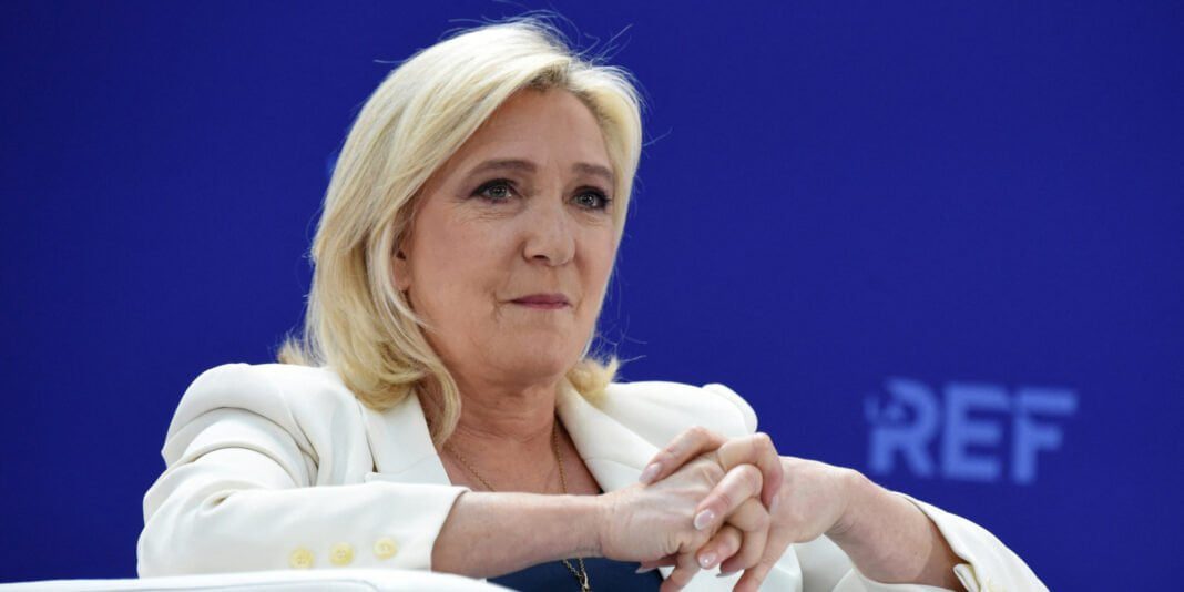 Marine Le Pen lors d'une conférence, plaidant pour l'interdiction du voile dans l'espace public.