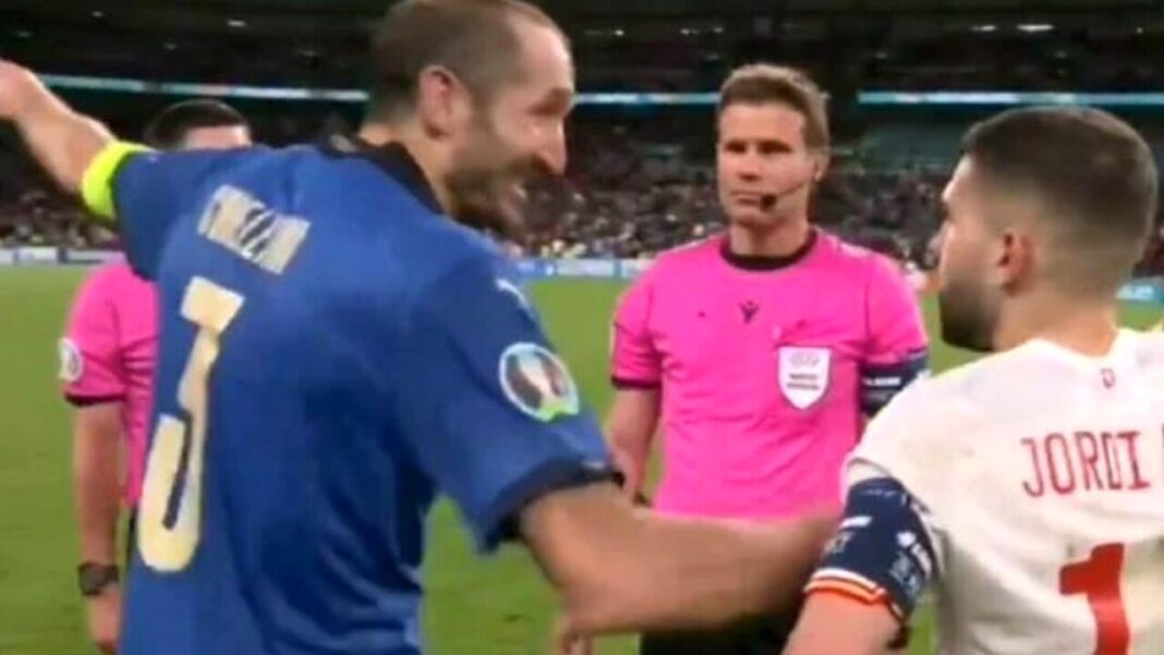 Deux joueurs de football se saluent avant le début du match.