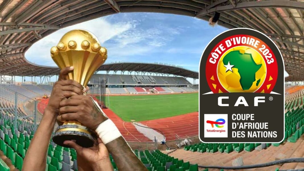 Trophée de la Coupe d'Afrique 2023, stade plein, ambiance festive.