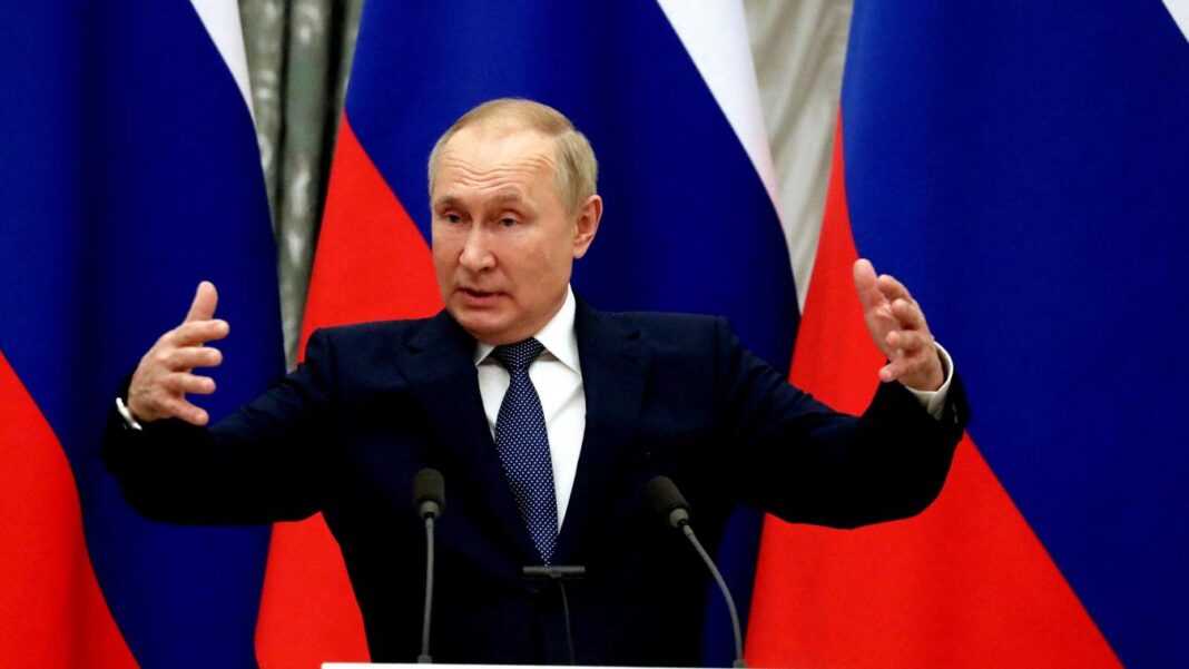 Vladimir Poutine lors d'une conférence Vladimir Poutine parlant lors d'une conférence avec drapeaux russes en arrière-plan.