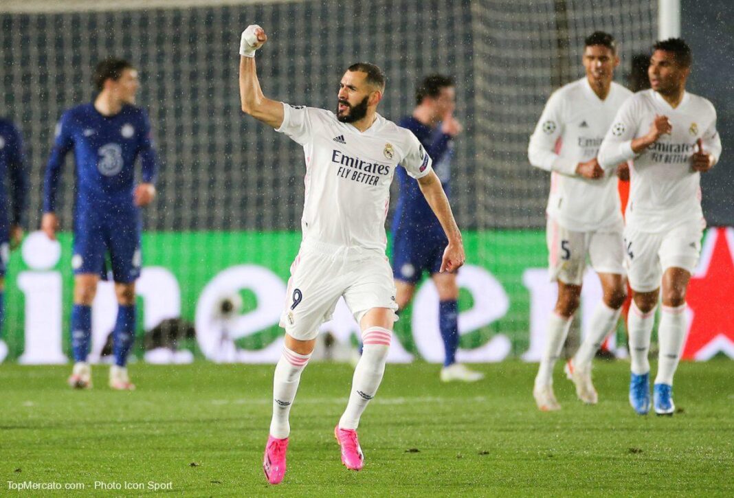 Joueur de football de Real Madrid célèbre sa victoire sur le terrain.