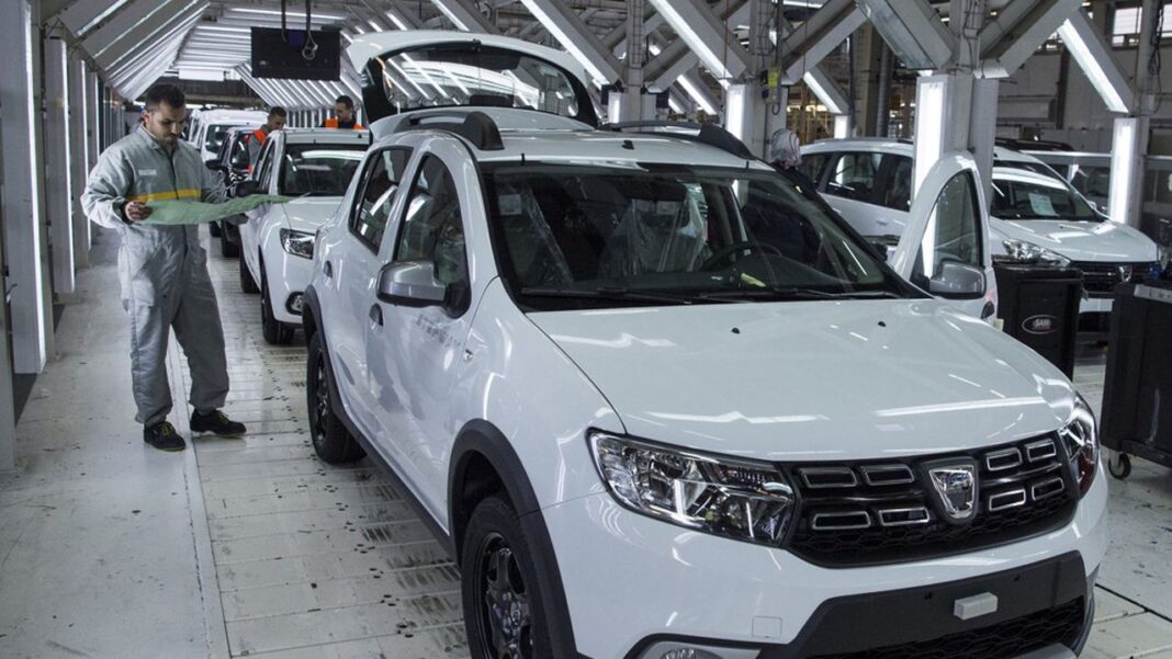 Ligne d'assemblage automobile dans une usine marocaine.