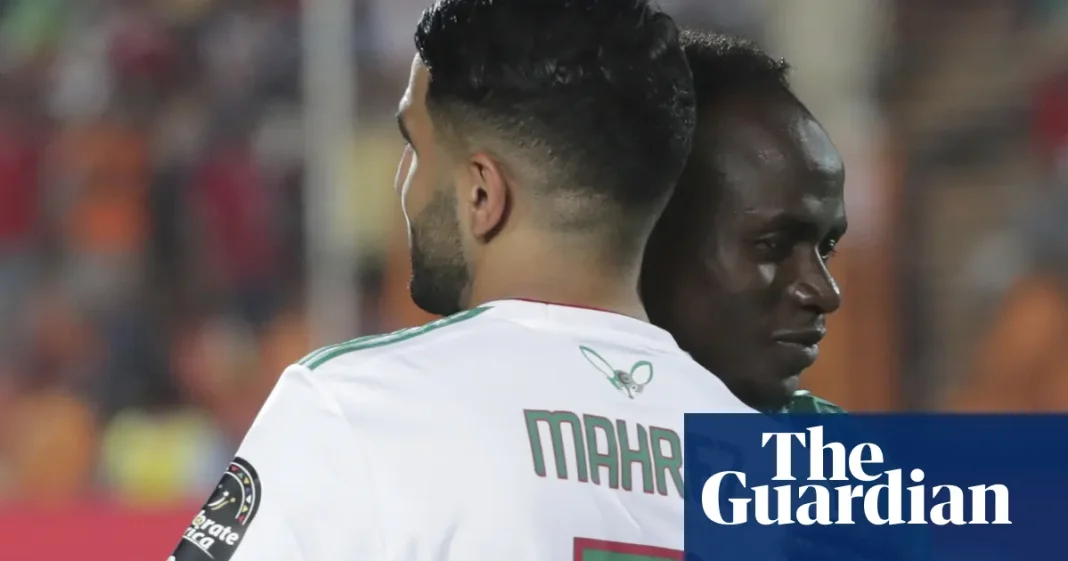 Mahrez et Mané en duel lors d'un match UEFA 2021-2022.
