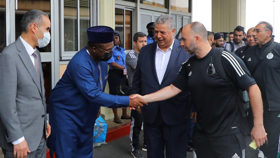 Échange amical entre représentants de l'Algérie et du Cameroun.