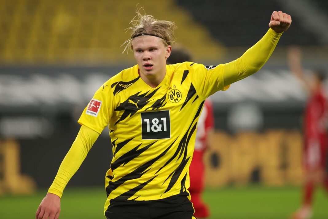 Haaland en maillot jaune lors d'un match de football.