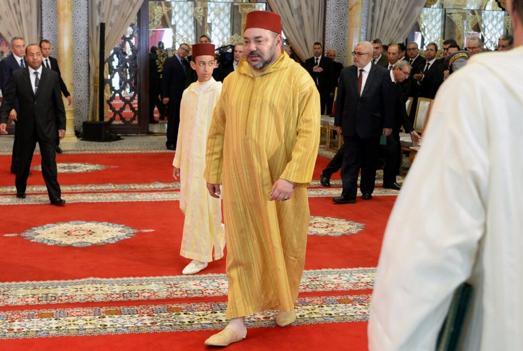 Le roi du Maroc en tenue traditionnelle lors d'une cérémonie officielle.