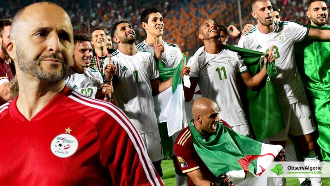 Les joueurs algériens célèbrent leur victoire avec le drapeau national.
