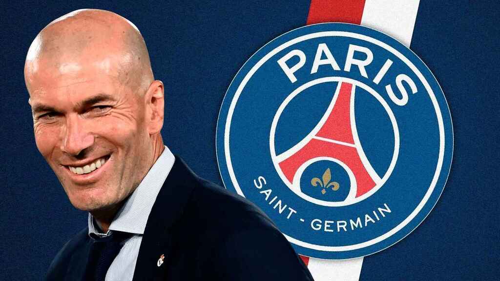 Zidane avec le logo du Paris Saint-Germain en arrière-plan.