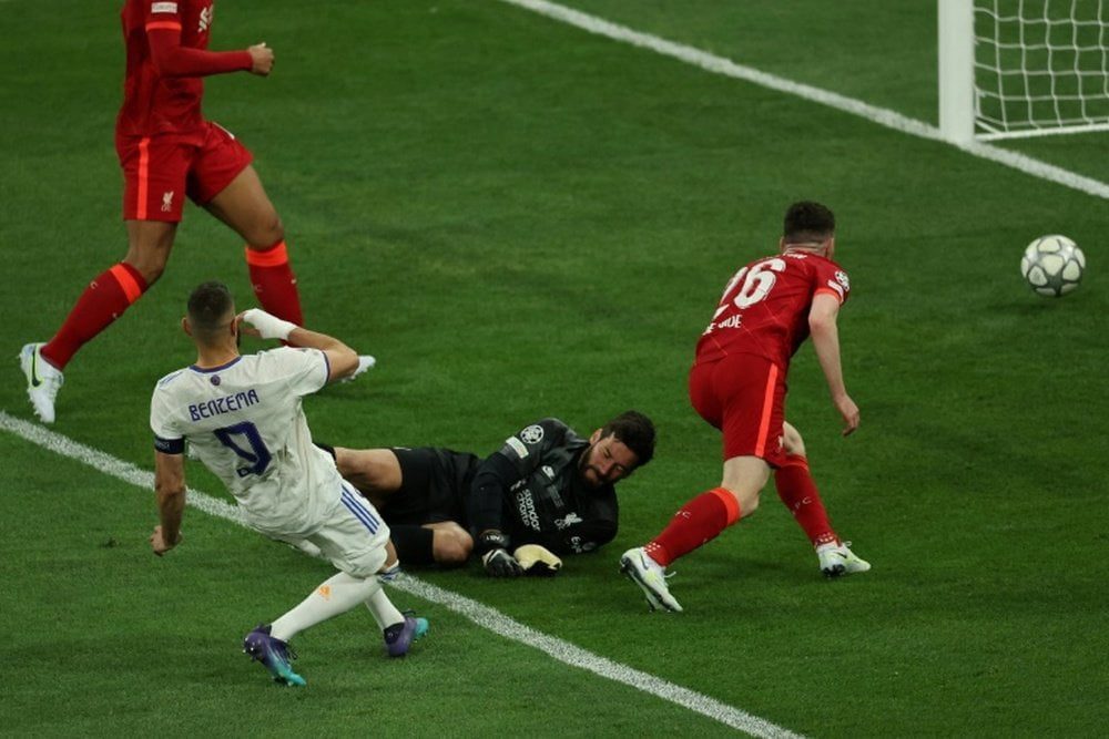 Joueur de football en action lors d'un match intense.
