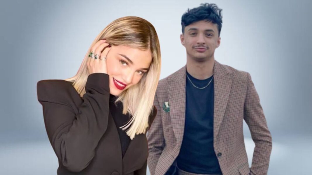Jeune femme souriante avec cheveux blonds et jeune homme avec cheveux bouclés.