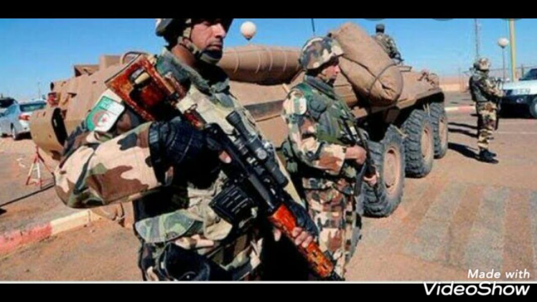 Soldats en patrouille avec véhicule militaire dans le désert algérien.