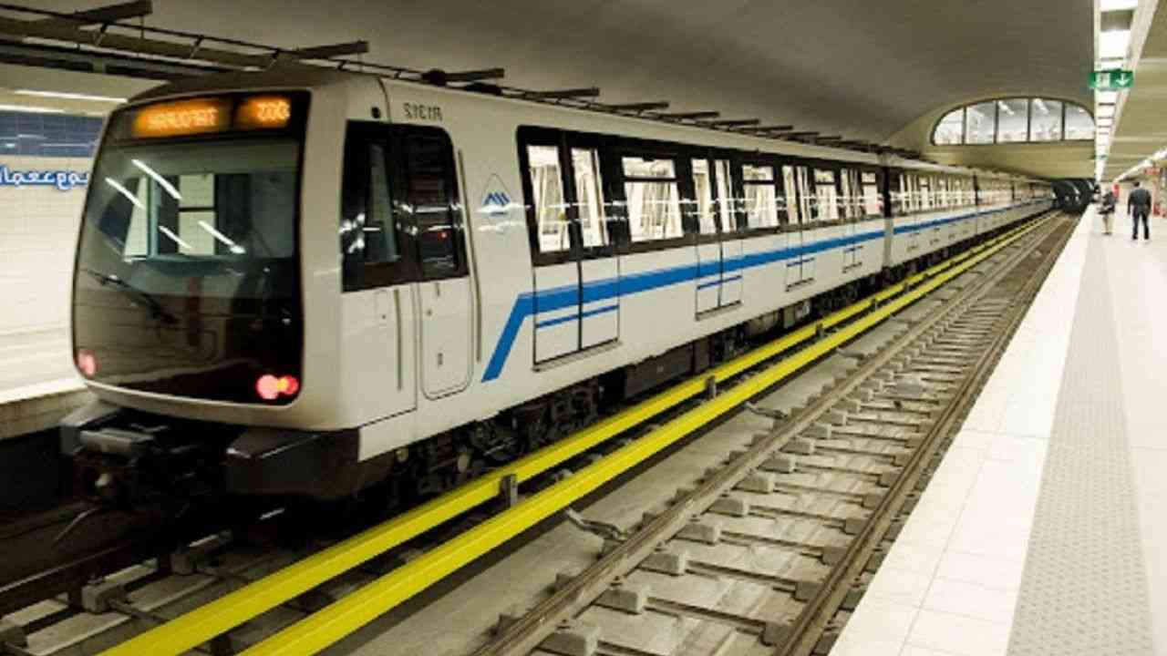 Train moderne dans une station de métro à Alger.