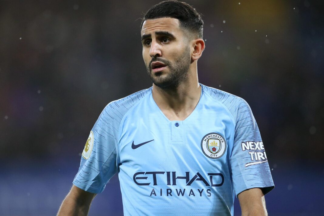 Riyad Mahrez en maillot de Manchester City sur le terrain.