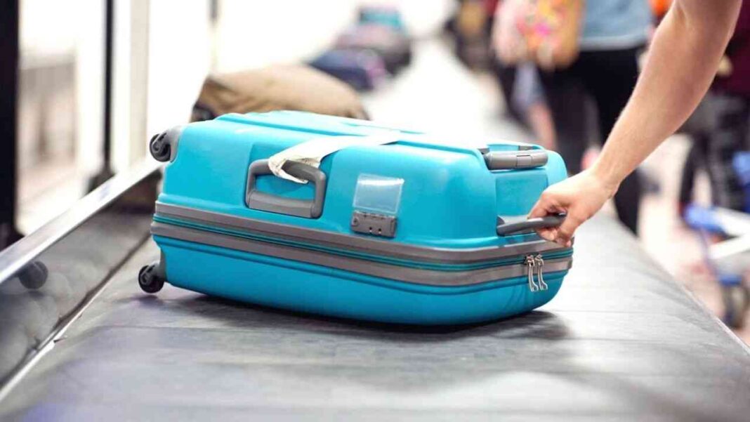 Valise bleue en soute à l'aéroport d'Alger.