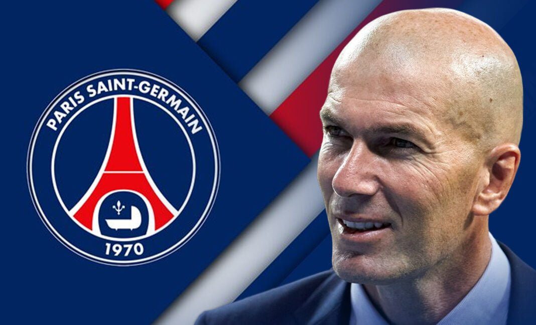 Nasser Al-Khelaïfi à côté du logo du Paris Saint-Germain.