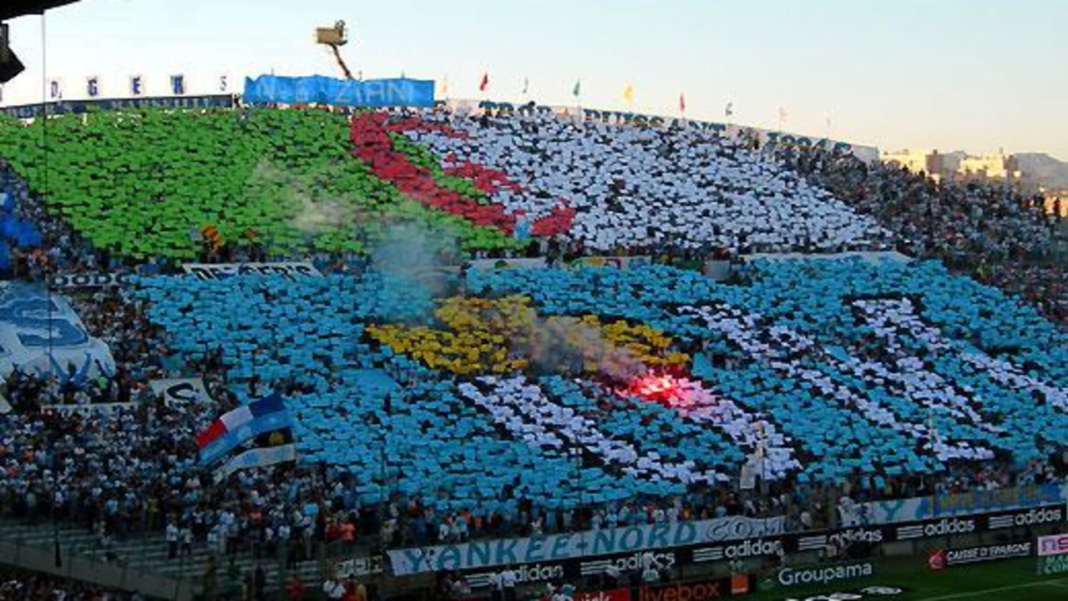 Supporters de l'OM créant une mosaïque colorée en Algérie.