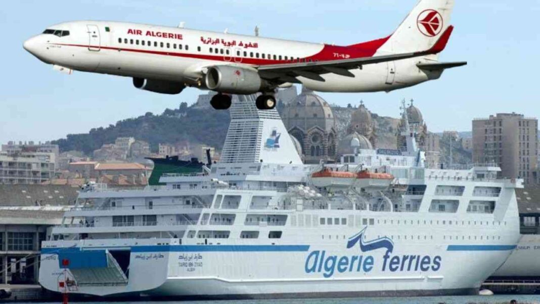 Ferry et avion d'Algérie en vol au-dessus de la ville.