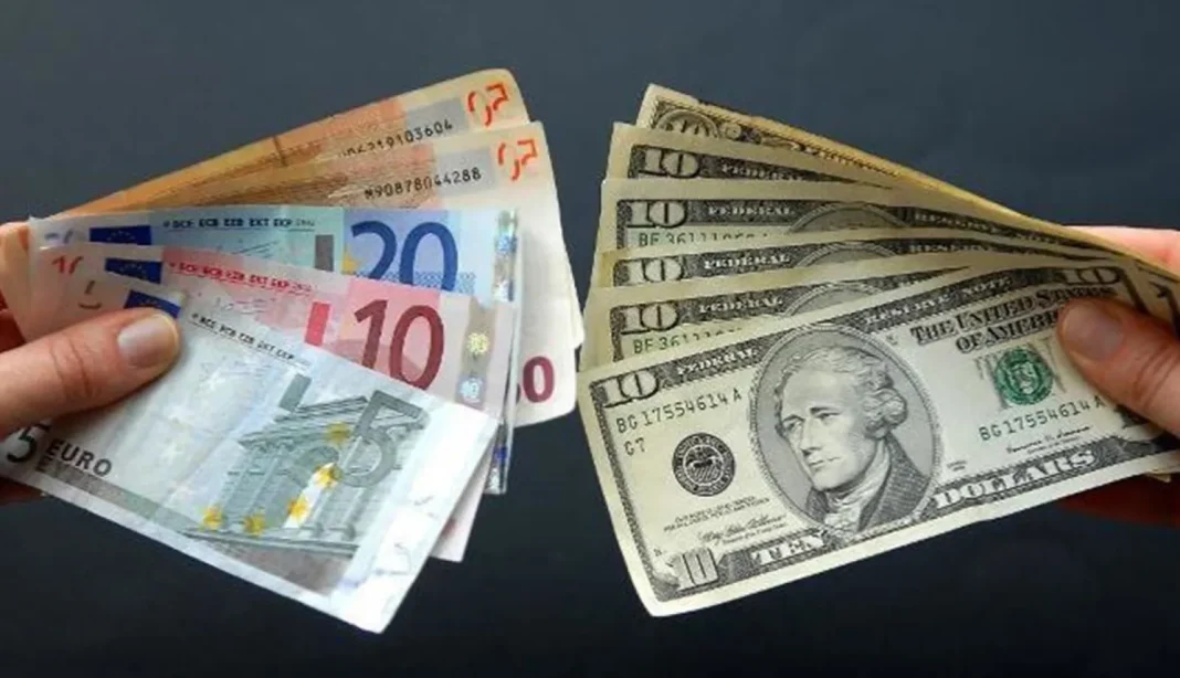 Échange de billets euro et dollar, monnaie internationale.