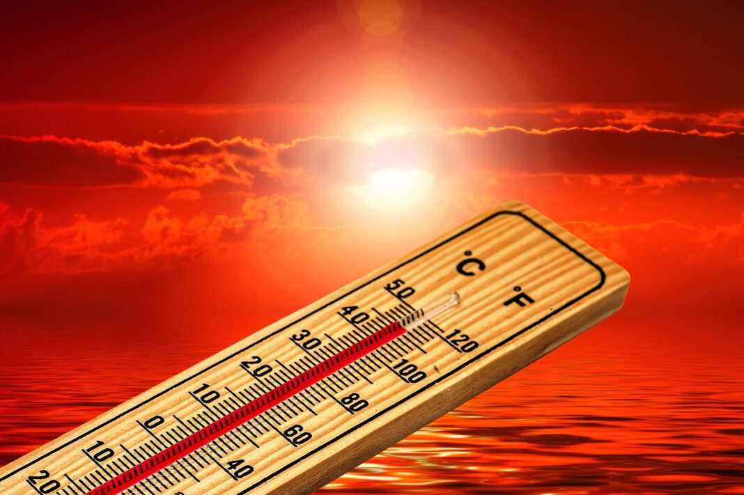 Thermomètre indiquant des températures record au coucher du soleil.
