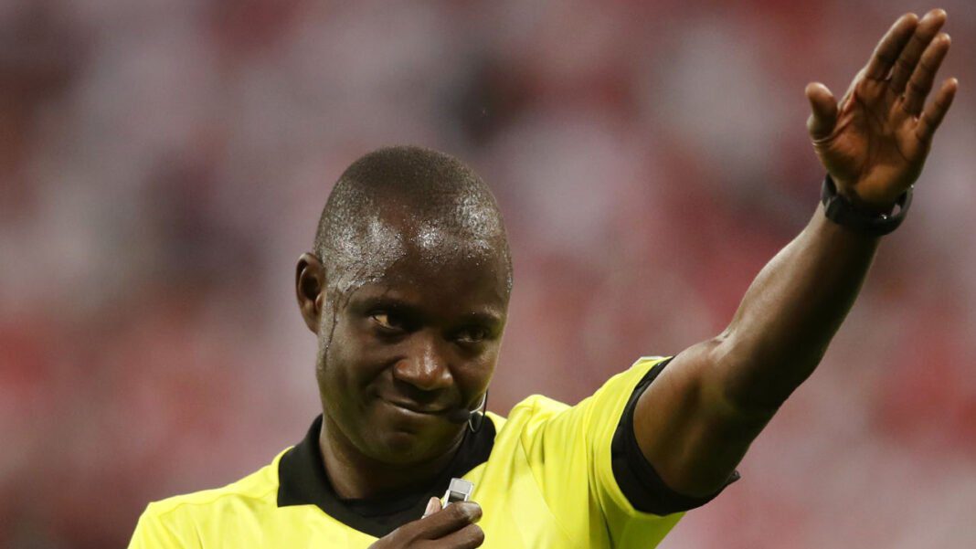 Arbitre de football en tenue jaune lors d'un match.