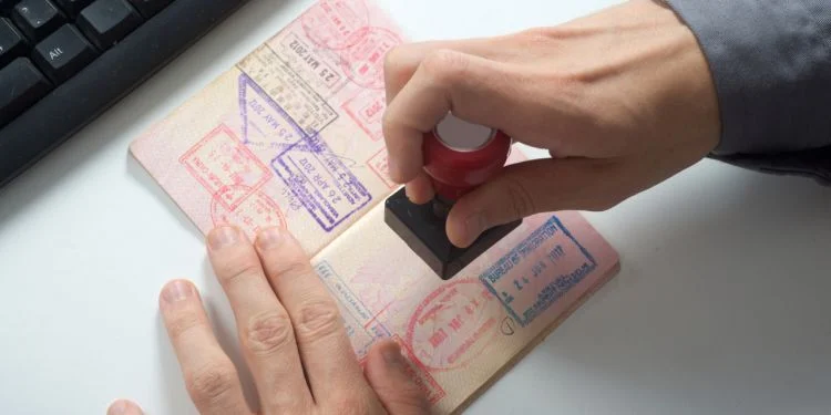 pièces nécessaires Personne tamponnant un passeport pour visa Pays-Bas.