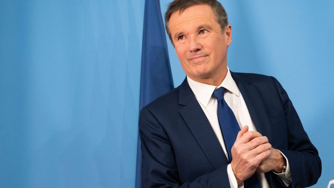 Nicolas Dupont-Aignan lors d'une déclaration publique.