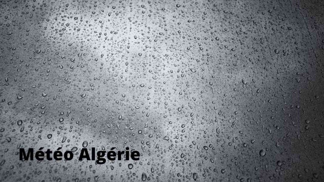 Fenêtre de voiture avec pluie et gouttes d'eau sur le verre.