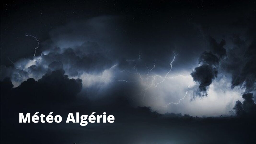 Ciel orageux avec éclairs lors d'une tempête en Algérie.