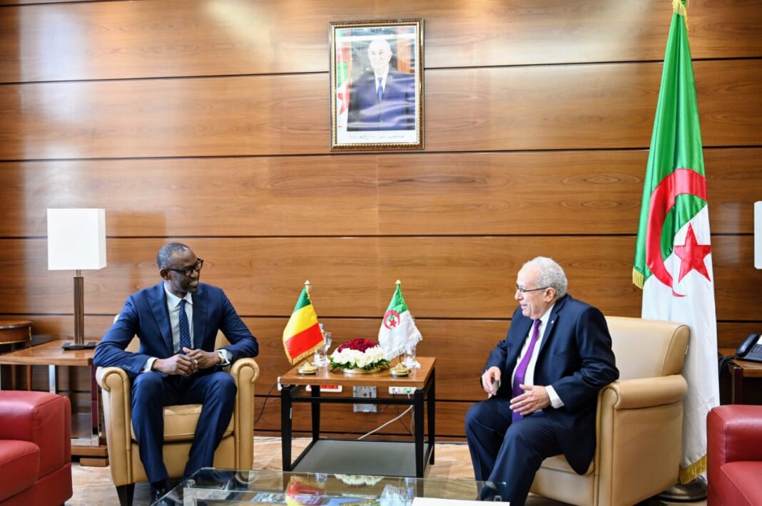 Deux hommes en discussion dans un bureau officiel en Algérie.